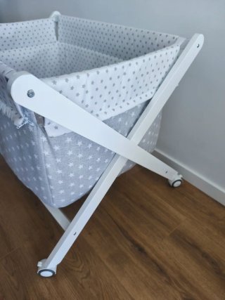 Minicuna de madera con ruedas, edredones y sábanas