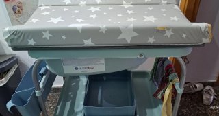 Cambiador de bebé con bañera