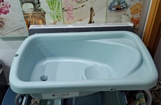 Cambiador de bebé con bañera