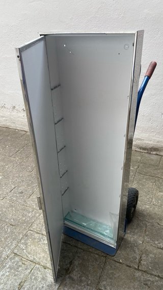 Armario metálico con espejo y baldas en interior