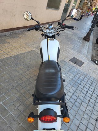 Hanway Raw 125 Moto Naked Negra y Blanca