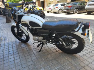 Hanway Raw 125 Moto Naked Negra y Blanca