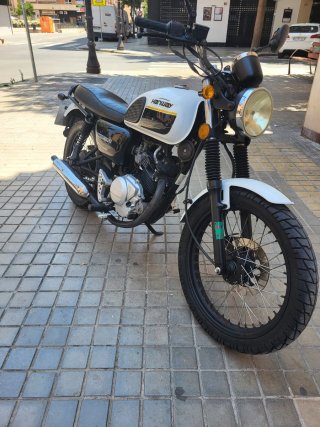 Hanway Raw 125 Moto Naked Negra y Blanca