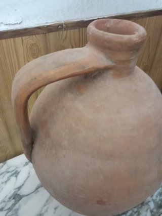 Antiguo cántaro de barro con asa