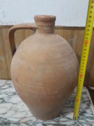 Antiguo cántaro de barro con asa
