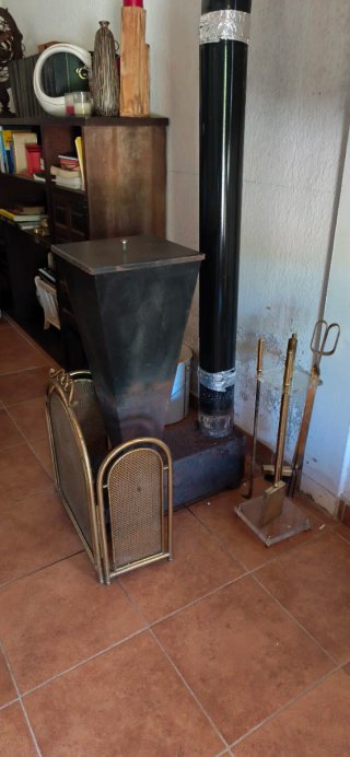 Chimenea metálica negra y dorada