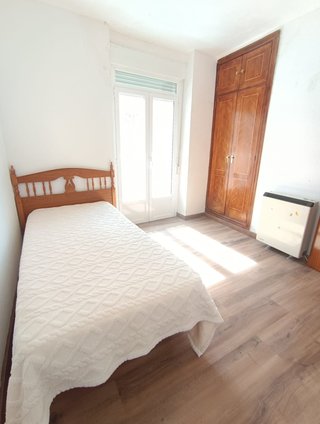 Se alquila habitación persona sola mujer