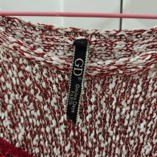 Jersey granate con detalles rojos
