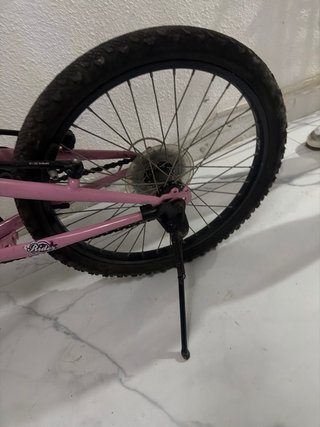 Bicicleta infantil rosa y blanca