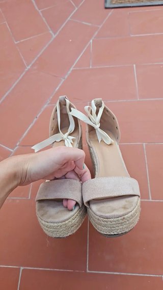Sandalias cuña beige mujer