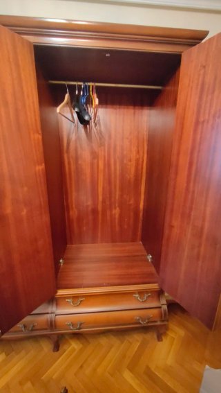 Armario clásico de madera con cajonera bombé
