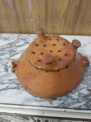 Escurridor barro antiguo con patas