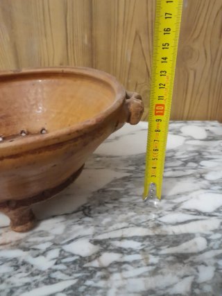 Escurridor barro antiguo con patas