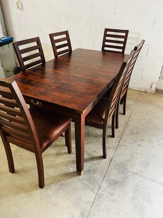 Mesa de comedor de madera oscura estilo Militar
