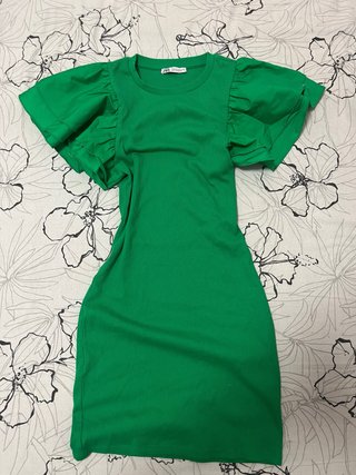 Vestido Zara verde con mangas abullonadas
