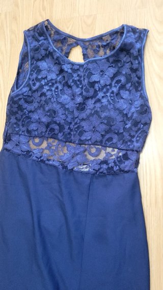 Vestido azul de encaje con abertura
