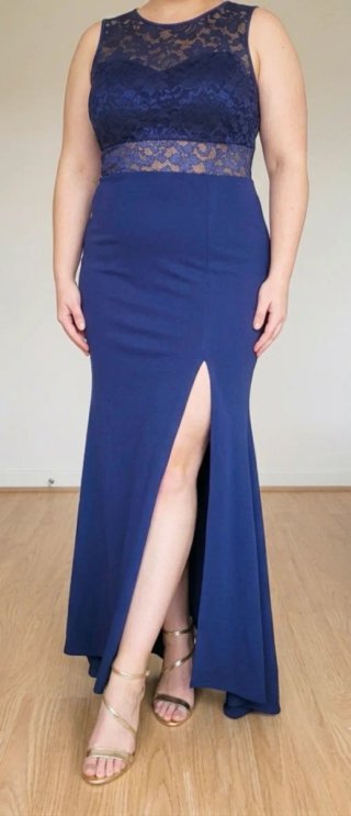 Vestido azul de encaje con abertura