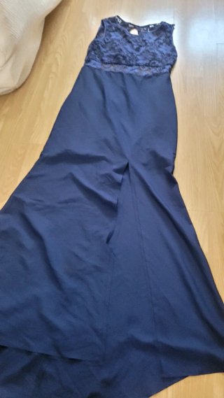 Vestido azul de encaje con abertura