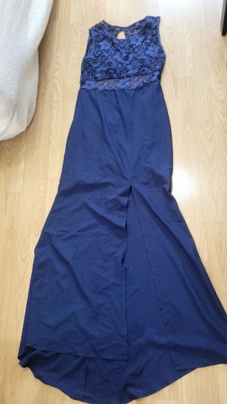 Vestido azul de encaje con abertura