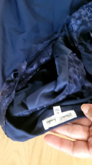 Vestido azul de encaje con abertura