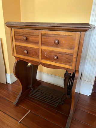 Máquina de coser Singer con mueble y pedal