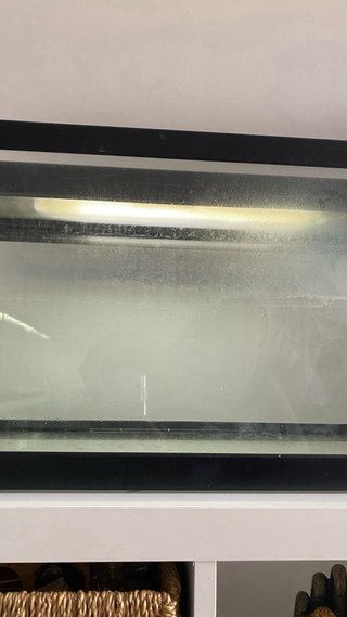 Pecera de cristal con marco negro