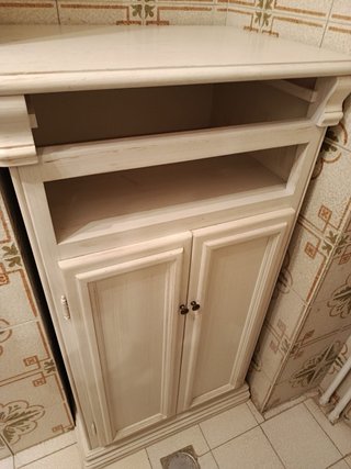 Mueble beige y blanco