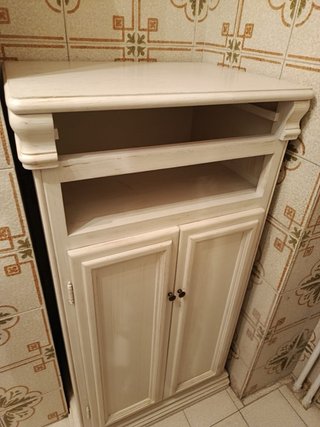 Mueble beige y blanco