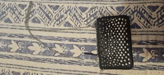 Bolso negro con tachuelas plateadas