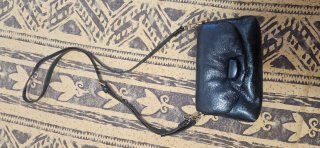 Bolso de mano azul y plateado
