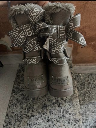 Stivaletti Guess scamosciati grigi con fiocchi