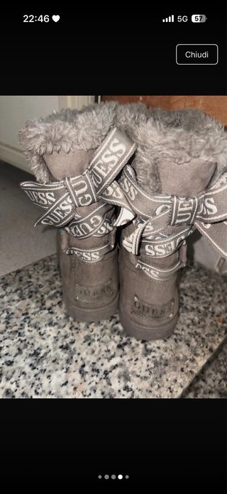 Stivaletti Guess scamosciati grigi con fiocchi