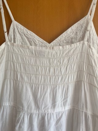Vestido blanco con bordados y lentejuelas