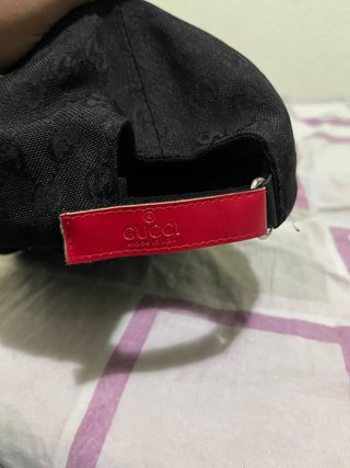Gorra Gucci Negra con detalles rojos