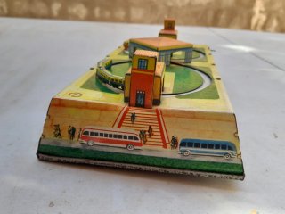 Antiguo circuito de trenes de hojalata. Tin toys.