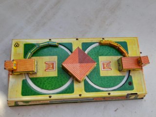 Antiguo circuito de trenes de hojalata. Tin toys.