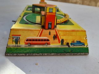 Antiguo circuito de trenes de hojalata. Tin toys.