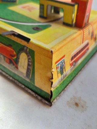 Antiguo circuito de trenes de hojalata. Tin toys.