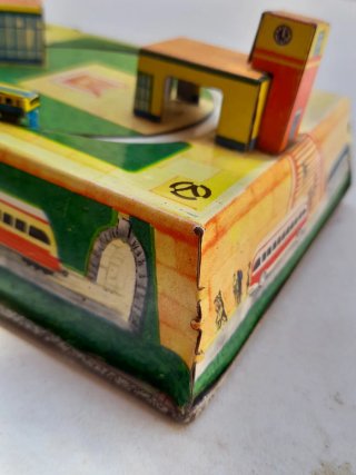 Antiguo circuito de trenes de hojalata. Tin toys.