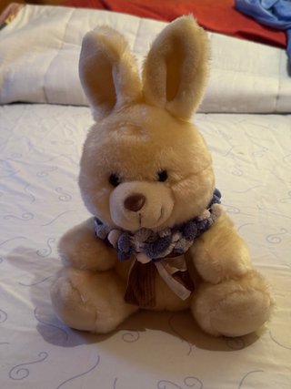 Peluche Conejo Beige con Bufanda