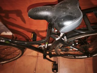 Bicicleta de paseo urbana negra