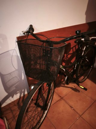 Bicicleta de paseo urbana negra