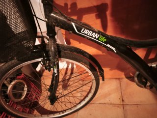 Bicicleta de paseo urbana negra