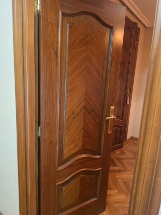 Puertas de nogal con y sin cristal,y de Armario