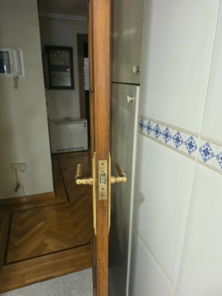Puertas de nogal con y sin cristal,y de Armario