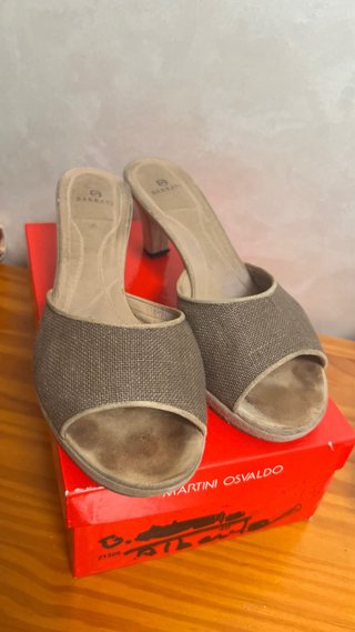 Chanclas tacón Barrats beige/dorado