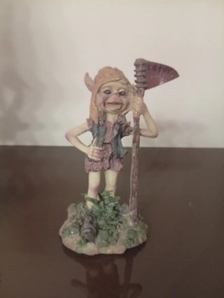 Figura de elfo con azada