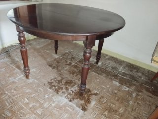 Mesa redonda de madera antigua
