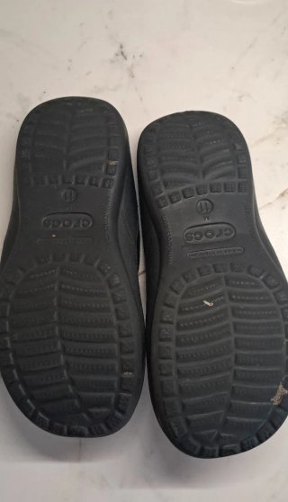 Crocs chancla de dedo en negro y gris. Hombre