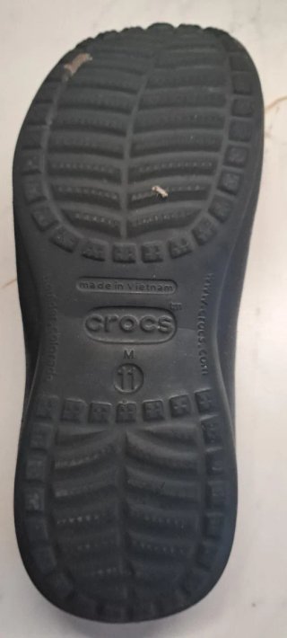 Crocs chancla de dedo en negro y gris. Hombre
